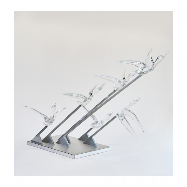 Manufactura Daum (Francia, 1878) Vuelo de gansos salvajes. Grupo escultórico de seis gansos al vuelo en cristal translúcido y soporte en acero pulido, c.1980.