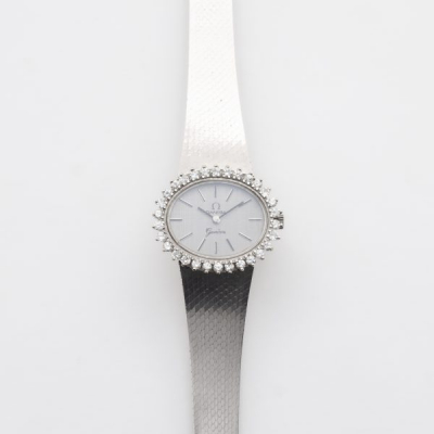 OMEGA. Reloj joya de pulsera para se&ntilde;ora en oro blanco con brazalete integrado y acabado satinado 