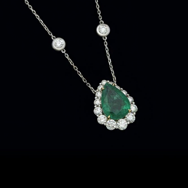Colgante con esmeralda y diamantes de oro blanco de 18 K. 