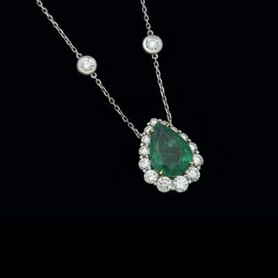 Colgante con esmeralda y diamantes de oro blanco de 18 K. 