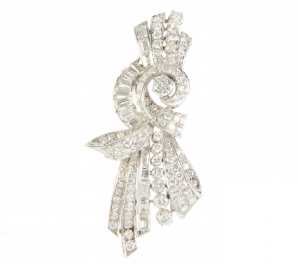 Elegante broche a&ntilde;os 50 con dise&ntilde;o asim&eacute;trico con brillantes y diamantes talla baguette combinados. 