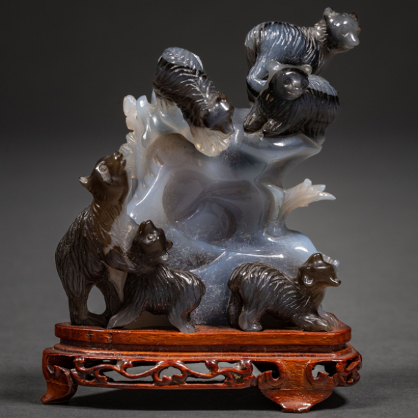 "Familia de osos" Grupo escult&oacute;rico en piedra de &aacute;gata tallada del siglo XX.