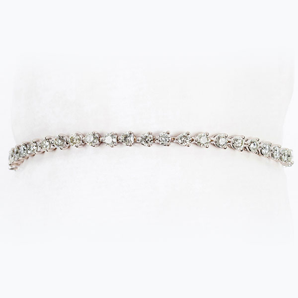 Pulsera rivière en oro blanco 18 K, formada por fila articulada de limpios y blancos diamantes naturales, talla brillante, en garritas