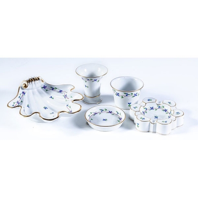 Conjunto de cinco piezas de porcelana h&uacute;ngara de Herend