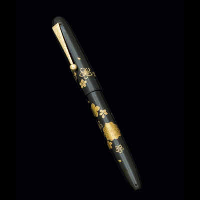 Estilográfica PILOT NAMIKI, tamaño yukari, modelo Flores de Primavera en laca Urushi con técnica Maki-e. Plumín de oro de 14 K.