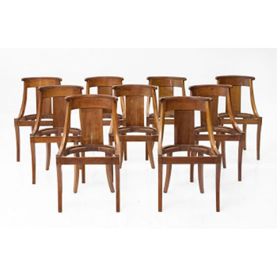 Conjunto de 9 sillas de comedor en madera de caoba tallada con decoración vegetal. Estilo Louis Philippe.