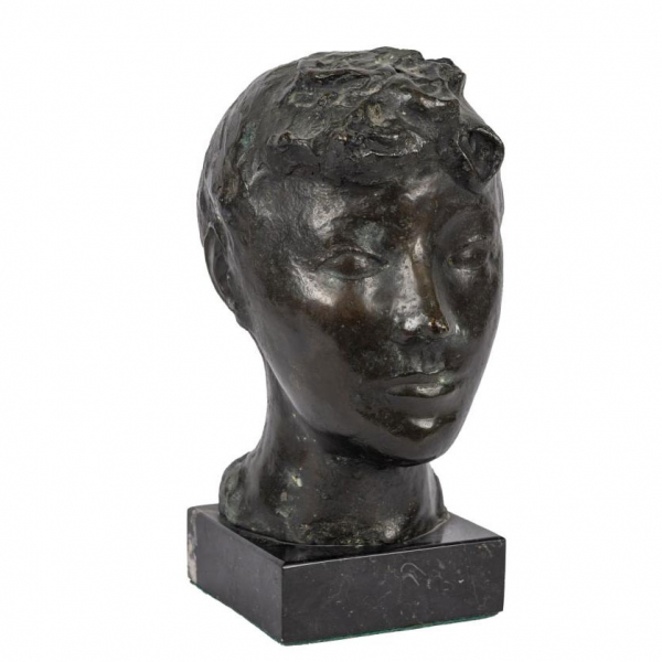 Cristino Mallo.  &quot;Cabeza de mujer (c. 1965)&quot;. Escultura realizada en bronce sobre peana de mármol.
