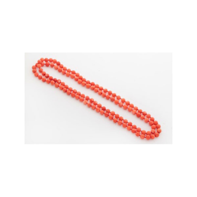 Collar largo de perlas de coral. Medidas: 62 cm.