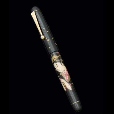 Realizada en técnica Maki-e. Geisha celebrando la ceremonia del té. Firmada por el Kokkokai de Pilot.