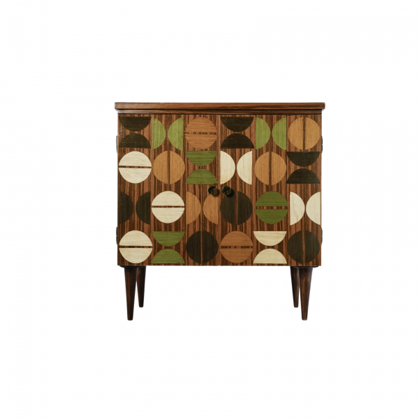 Aparador estilo Mid Century en madera chapada con marquetería de motivos circulares en tonos tierra, verde y beige, s.XX.