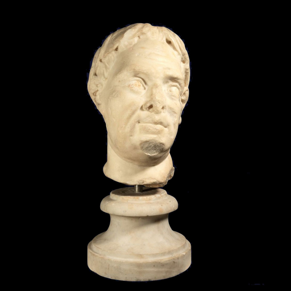 Monumental Cabeza de Senador o Patricio Romano en mármol, Italia y posiblemente siglos XVI o XVII.    En mármol escultórico blanco