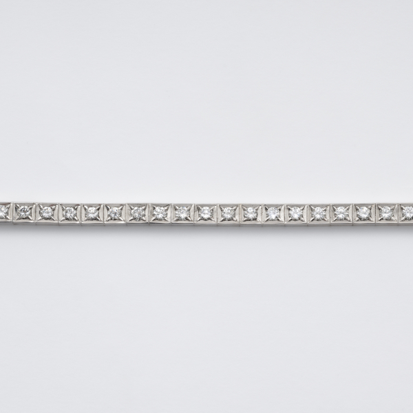 Pulsera rivi&egrave;re dise&ntilde;o geom&eacute;trico en oro blanco con diamantes talla brillante engastados en garras. Peso diamantes: 3,50 ct. aprox.