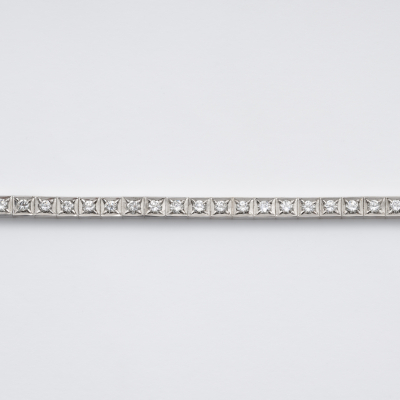 Pulsera rivi&egrave;re dise&ntilde;o geom&eacute;trico en oro blanco con diamantes talla brillante engastados en garras. Peso diamantes: 3,50 ct. aprox.