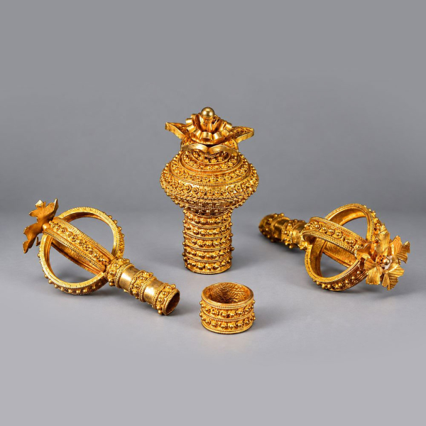 Excepcional Lote de Tor&aacute; Judaica en oro fino de 22k, Trabajo Medieval Reyes Cat&oacute;licos siglo XV.