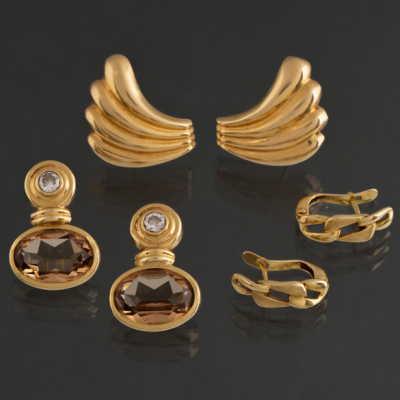 Conjunto de tres parejas de pendientes en oro amarillo de 18 kt con topacios.