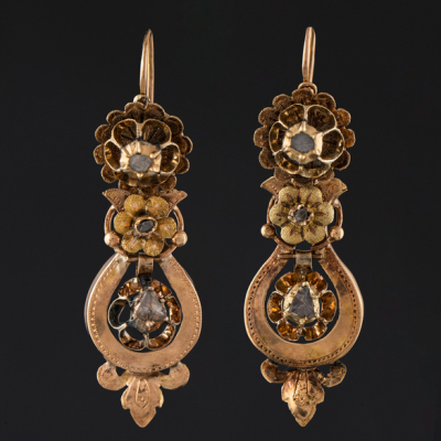 Pareja de pendientes largos isabelinos desmontables en oro amarillo de 18 kt con brillantes.