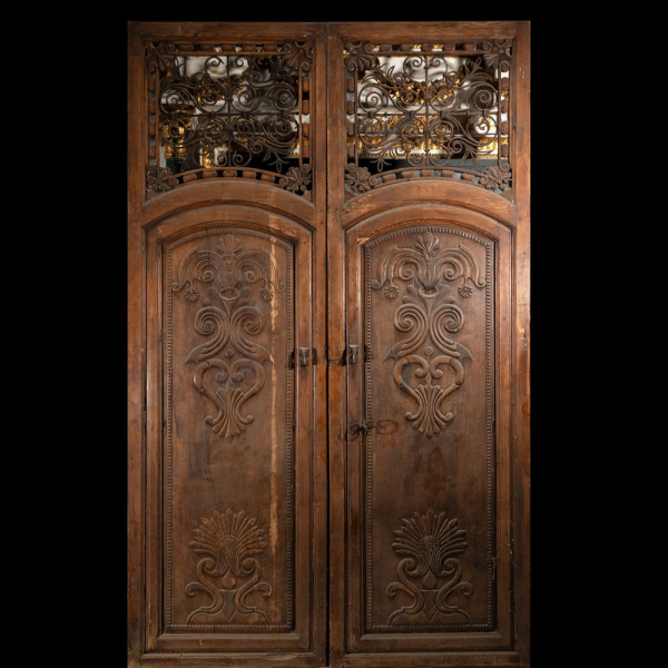 Portón andaluz, finales del Siglo XVIII, realizado en madera de nogal y pino.