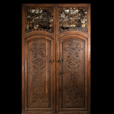 Portón andaluz, finales del Siglo XVIII, realizado en madera de nogal y pino.
