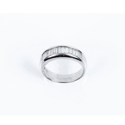 Anillo media alianza en sólida montura de oro blanco con frente en fila de limpios y blancos diamantes talla baguette.