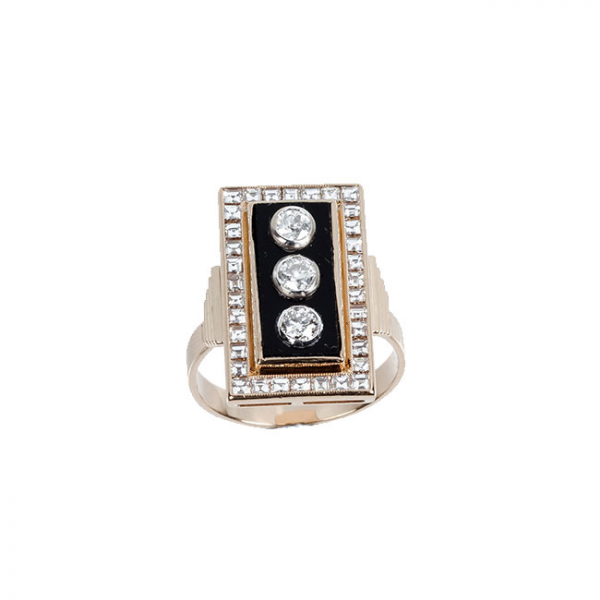 Anillo vintage en oro rosa 18 K con motivo rectangular de tres limpios y blancos diamantes talla brillante antigua sobre placa de ónix y orla de limpios y blancos diamantes carré.