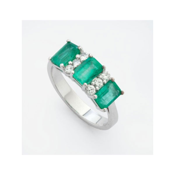Sortija en oro blanco con 3 esmeraldas centrales y 6 diamantes talla brillante con un peso total de 0,25 cts. aprox.