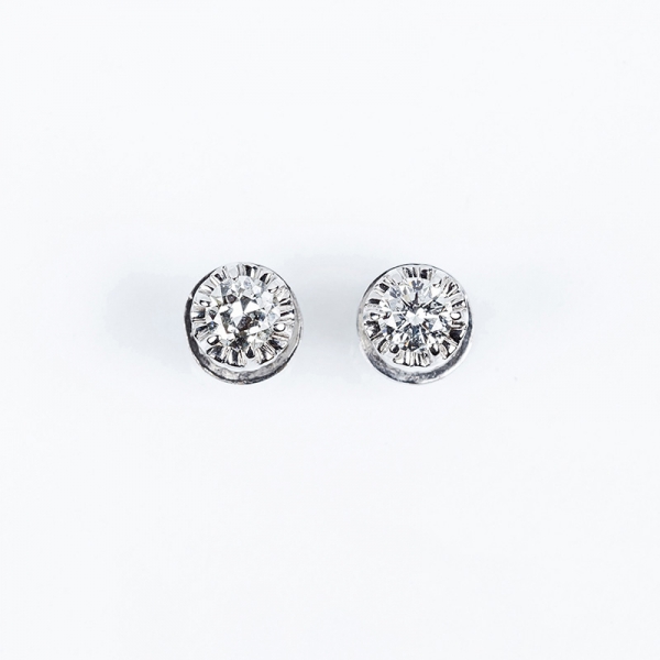 Pendientes solitarios en montura de oro blanco, con dos excelentes diamantes talla brillante de 0.70 ct aprox