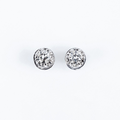 Pendientes solitarios en montura de oro blanco, con dos excelentes diamantes talla brillante de 0.70 ct aprox