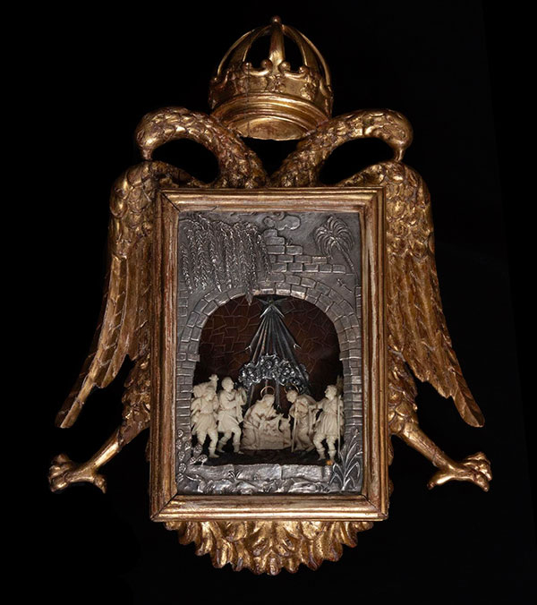 Magnífico Belén de Trapani en plata y Marfil del siglo XVIII, con marco original con Motivo de Águila Bicéfala representando en Reino de las Dos Sicilias, trabajo italiano del siglo XVIII.
