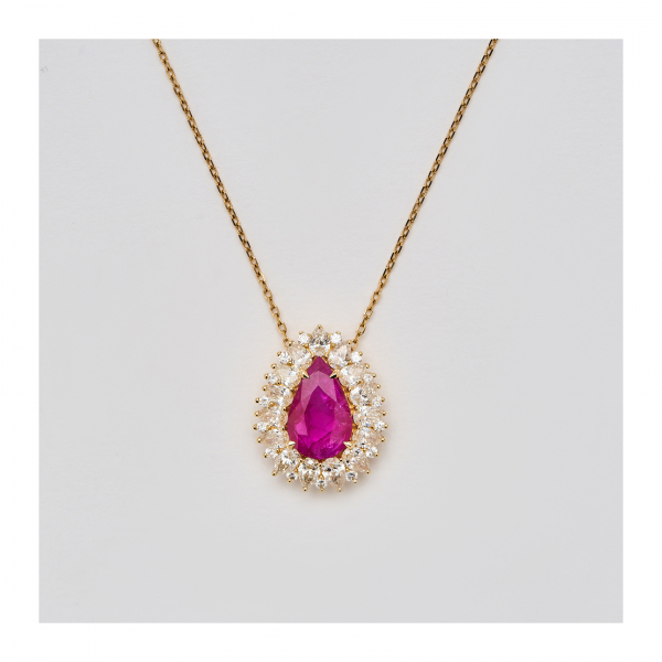 Gargantilla en oro con rosetón de rubí de Myanmar( Burma) talla perilla orlado por diamantes tallas brillante y perilla.