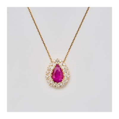 Gargantilla en oro con rosetón de rubí de Myanmar( Burma) talla perilla orlado por diamantes tallas brillante y perilla.