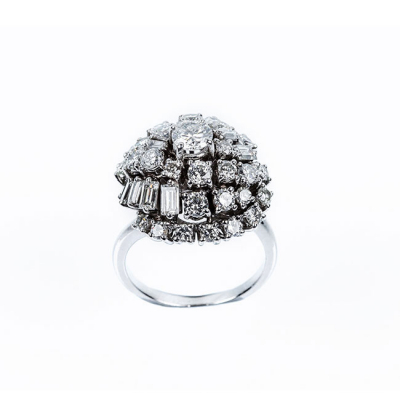 Sortija vintage de alta joyería en sólida montura de oro blanco, en cúpula cuajada de limpios y blancos diamantes