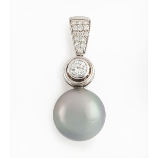 Colgante en oro blanco con perla tahití de 12 mm. aprox. diamante talla brillante de un peso de 0,40 cts. aprox.