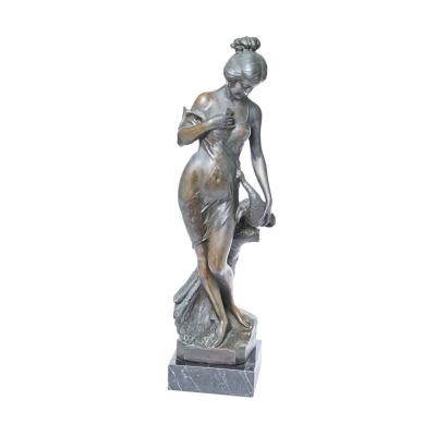 Emilio Fiaschi (Italia, 1858-1941) Juno. Escultura en bronce patinado sobre peana en mármol negro veteado.