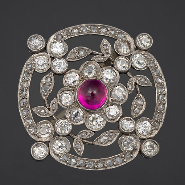 Broche circular en oro blanco con diamantes talla antigua y turmalina de color rojo