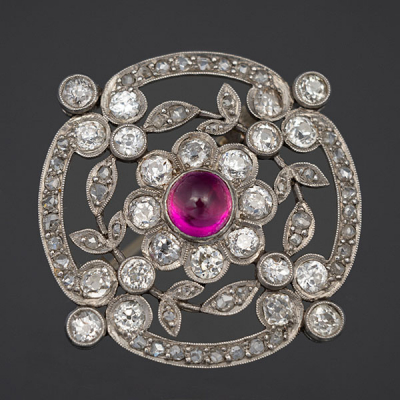Broche circular en oro blanco con diamantes talla antigua y turmalina de color rojo