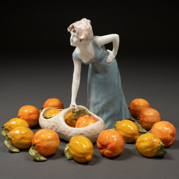 &quot;Campesina con cesta de limones&quot; figura en porcelana de Viena Goldscheider. h. 1900