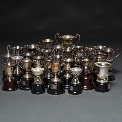 Conjunto de 28 trofeos en plata española