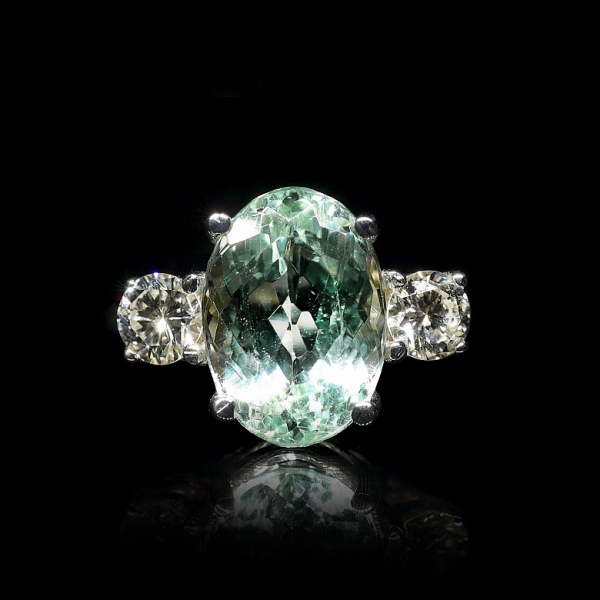 Anillo de oro blanco de 18 kt con turmalina Paraíba y diamantes.