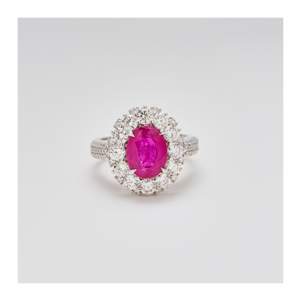 Sortija rosetón en oro blanco y rubí de Myanmar (Burma) talla oval con doble orla y brazos de diamantes talla brillante engastados en garras y pavé.