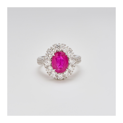 Sortija rosetón en oro blanco y rubí de Myanmar (Burma) talla oval con doble orla y brazos de diamantes talla brillante engastados en garras y pavé.