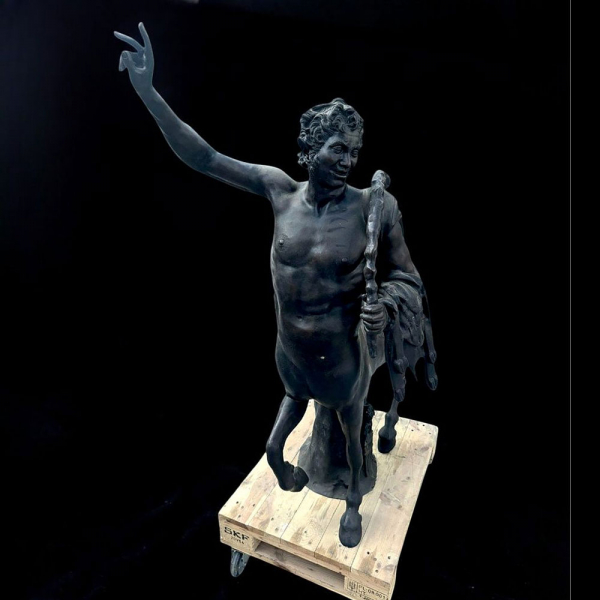 Escuela francesa del siglo XX - Joven Centauro, Firmado: "GIBARDIEU".    Bronce patinado a la cera perdida.