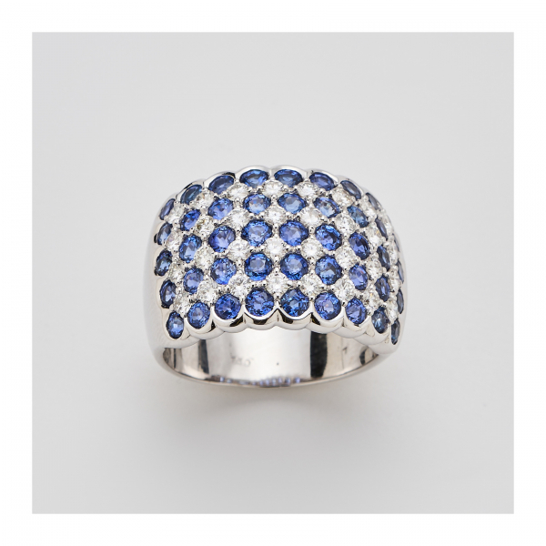 Sortija en oro blanco con bandas de zafiros azules talla redonda y diamantes talla brillante alternadas.