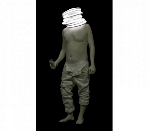 BERNARDÍ ROIG (Palma de Mallorca, 1965)  Pierrot le Fou. Resina de poliéster, fluorescentes y vaso de cristal. 