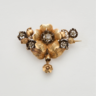 Broche isabelino dise&ntilde;o floral en oro con diamantes talla rosa 3/3, tercer cuarto del s. XIX. 
