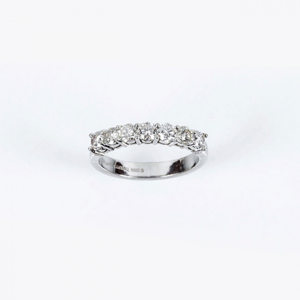 Anillo septillo en sólida montura de oro blanco 18 K con fila de limpios y blancos diamantes naturales, talla brillante, en garras