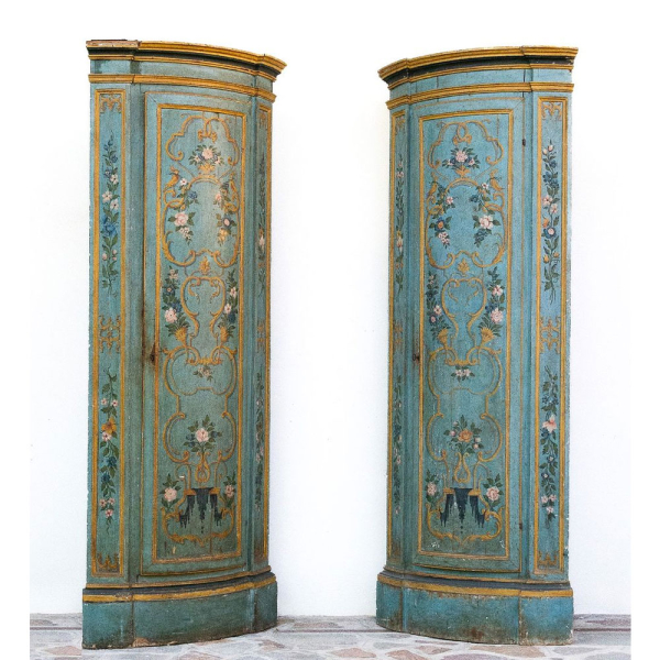 Pareja de rinconeras venecianas lacadas y doradas, Venecia, finales del siglo XVII–principios del XVIII. 