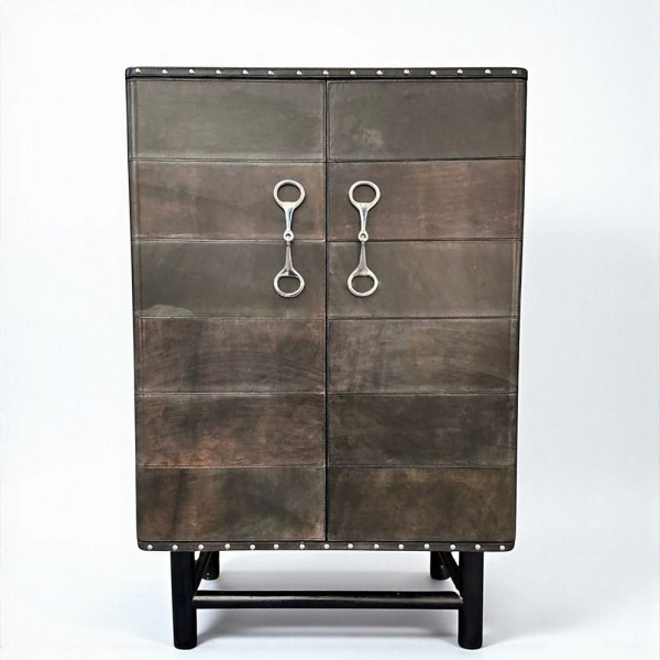 Mueble bar “bocados”, cuero y acero pulido, 2000 – Italia.