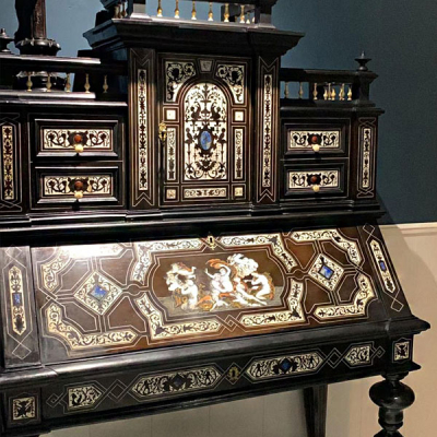 Excepcional Cabinet Florentino en marquetería de palosanto, lapislázuli, ágata, plata y hueso, talleres Florentinos del siglo XIX. 