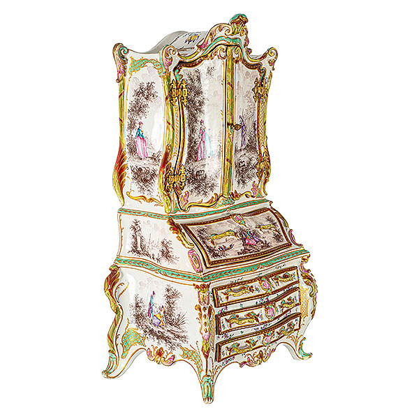 Espectacular bureau-librería estilo Luis XV en miniatura en porcelana posiblemente de Marsella. Francia, s.XIX.