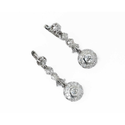 Pendientes largos vintage en oro blanco 18 K con un rosetón de diamantes, con centro de un limpio y blanco talla &#039;cushion&#039; antigua y orla en talla 8/8, colgante de un centro en garars de ilusión y fila articulada de diamantes talla &#039;cushion&#039; antigua